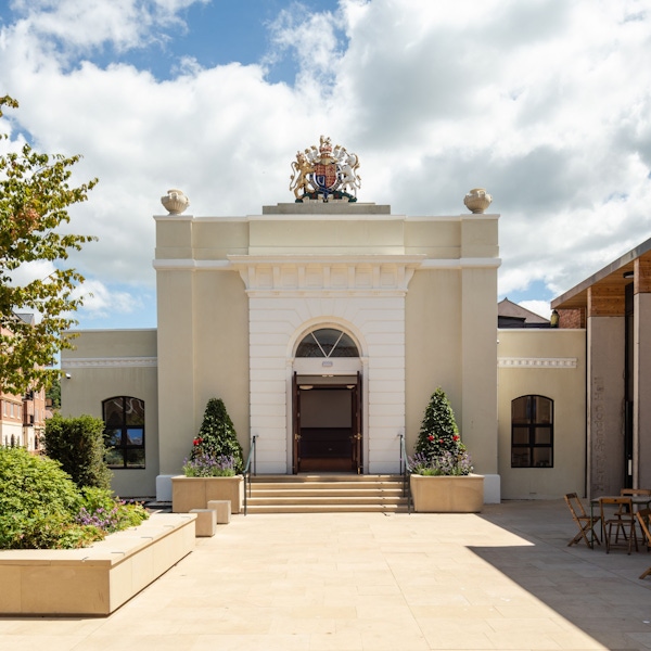 Worcester Royal Porcelain Works Worcester KKE Adam Hoskins USE